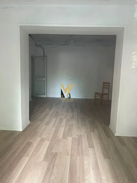 Tirane, jepet me qera dyqan Kati 0, 30 m² 1.850 € (BLLOK)