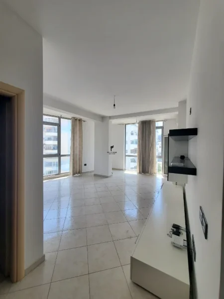 Tirane, jepet me qera zyre Kati 5, 110 m² 1.300 € (KOMUNA E PARISIT)