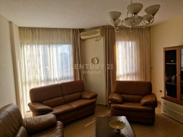 Tirane, jepet me qera apartament 160 m² 800 Euro (rruga e kavajes)