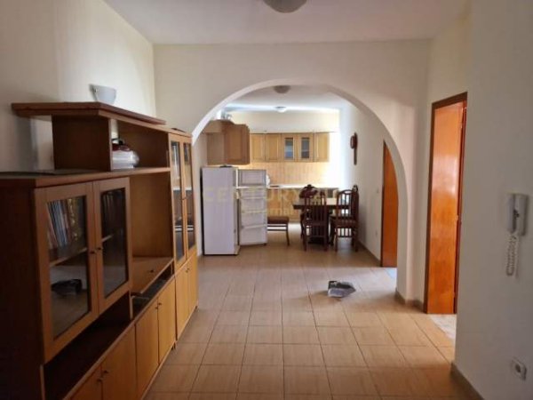 Tirane, jepet me qera apartament 160 m² 800 Euro (rruga e kavajes)