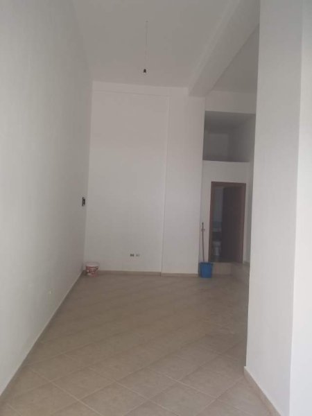 Tirane, shes dyqan Kati 1, 33 m² 60.000 Euro (Mikel Maruli)