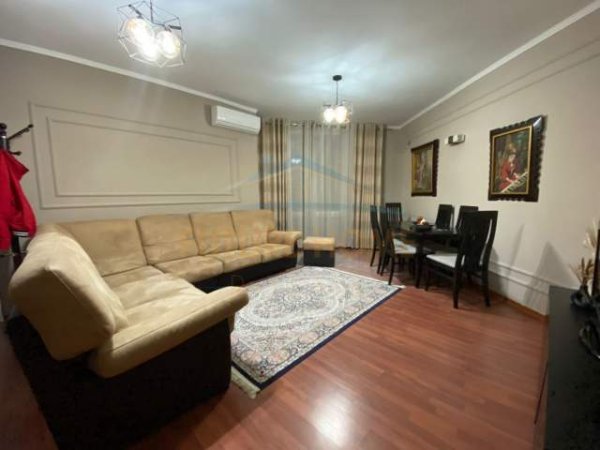 Tirane, jepet me qera apartament 2+1 Kati 9, 75 m² 700 Euro (Mozaiku)