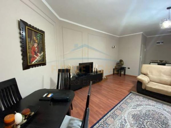 Tirane, jepet me qera apartament 2+1 Kati 9, 75 m² 700 Euro (Mozaiku)