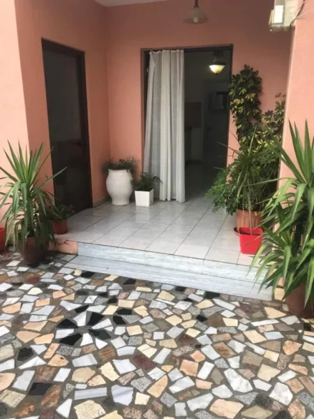 Tirane, jepet me qera apartament 1+1 Kati 1, 70 m² 35.000 Leke (Don Bosko)