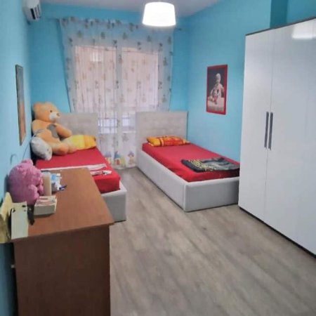 Tirane, jepet me qera apartament 2+1+BLK Kati 5, 450 Euro (Bar Ozon,Astir)