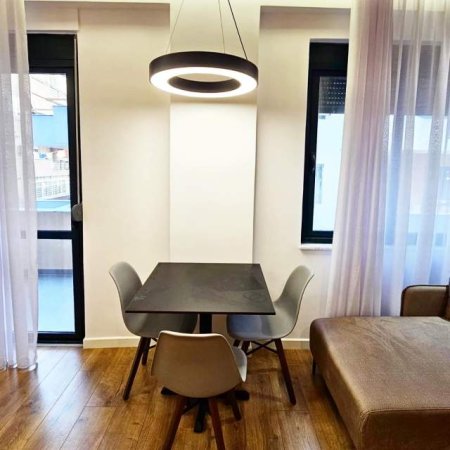 Tirane, jepet me qera apartament 2+1+BLK Kati 5, 650 Euro (Liqeni i Thate)