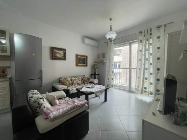 Tirane, jepet me qera apartament 1+1 70 m² 400 Euro (Materniteti i ri)