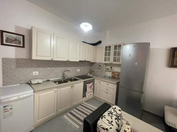 Tirane, jepet me qera apartament 1+1+BLK Kati 3, 70 m² 400 Euro (Brryli)