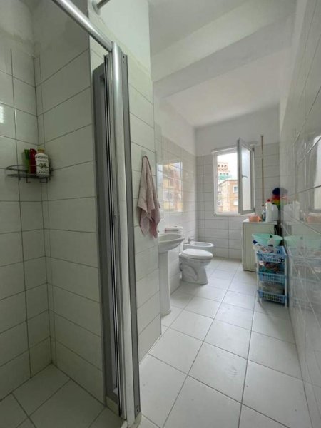 Tirane, jepet me qera apartament 1+1 70 m² 400 Euro (Materniteti i ri)