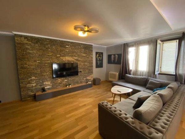 Tirane, jepet me qera apartament 2+1 Kati 5, 145 m² 850 Euro (Selvia)