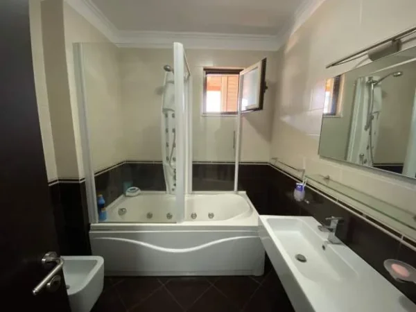 Tirane, jepet me qera apartament 2+1 Kati 5, 145 m² 850 Euro (Selvia)