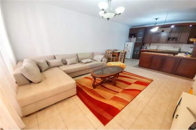 Tirane, jepet me qera apartament 1+1 74 m² 600 Euro (Komuna e Parisit)