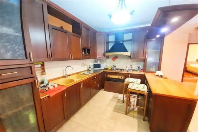 Tirane, jepet me qera apartament 1+1 74 m² 600 Euro (Komuna e Parisit)