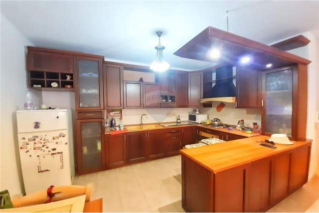 Tirane, jepet me qera apartament 1+1 74 m² 600 Euro (Komuna e Parisit)
