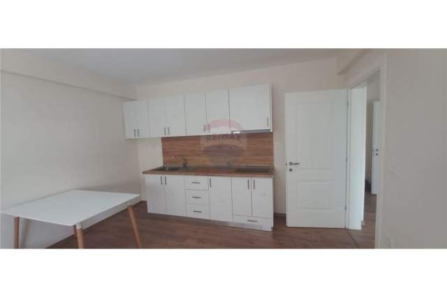 Tirane, jepet me qera apartament 1+1 Kati 5, 75 m² 600 Euro (Bllok)