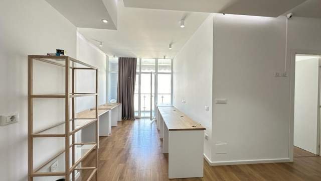 Tirane, jepet me qera ambjent biznesi Kati 8, 101 m² 700 Euro (Komun Parisi)