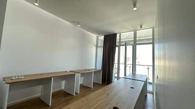 Tirane, jepet me qera ambjent biznesi Kati 8, 101 m² 700 Euro (Komun Parisi)