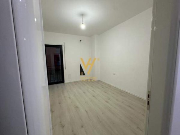 Tirane, jepet me qera apartament 2+1 Kati 1, 100 m² 400 Euro (UNAZA E RE)