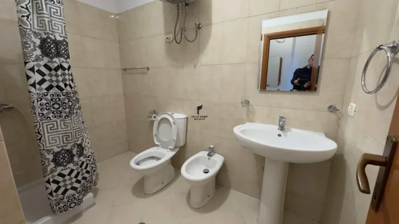 Tirane, jepet me qera apartament 1+1 Kati 4, 70 m² 650 € (QENDER)