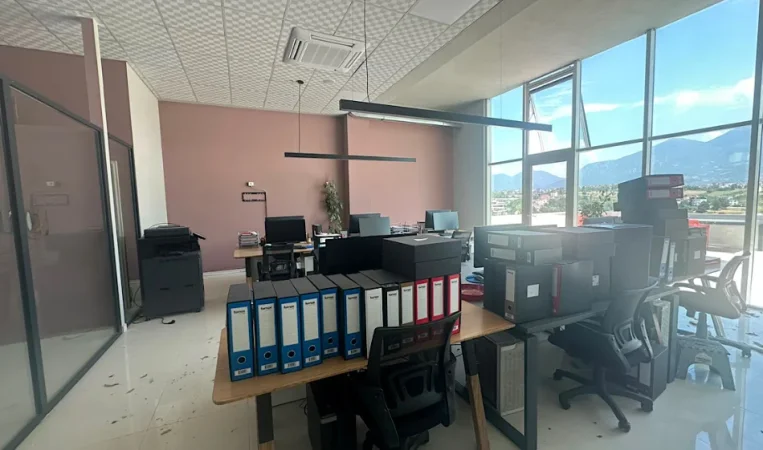 Tirane, jepet me qera zyre Kati 2, 300 m² 2.000 € 