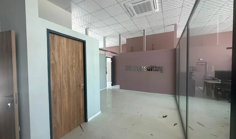 Tirane, jepet me qera zyre Kati 2, 300 m² 2.000 € 