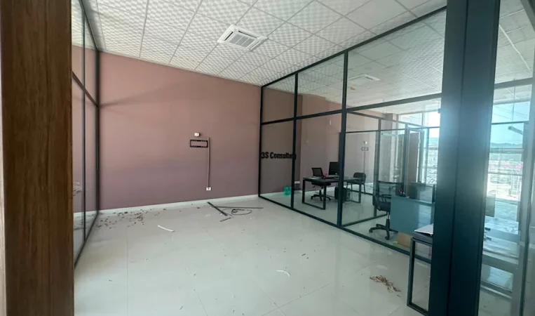 Tirane, jepet me qera zyre Kati 2, 300 m² 2.000 € 