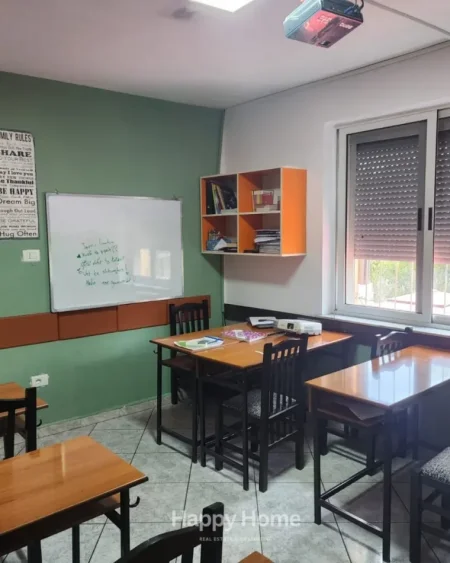 Tirane, jepet me qera zyre Kati 2, 124 m² 1.200 € (rruga e kavajes , 21 dhjetori)