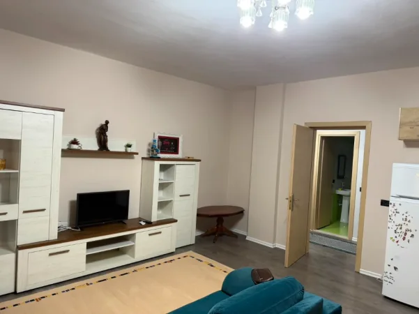 Tirane, jepet me qera apartament 2+1+Ballkon Kati 7, 144 m² 700 € (Liqeni i Thate)