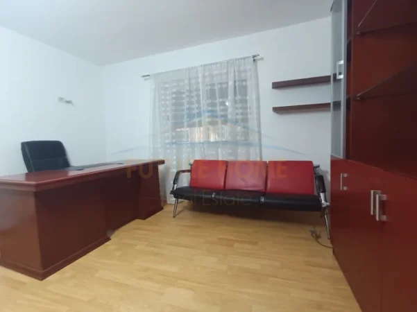 Tirane, jepet me qera ambjent biznesi Kati 0, 40 m² 500 € (te Ish Ekspozita prane Gjykates Rrethit Gjyqsore, Tiranë)