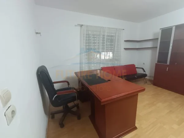 Tirane, jepet me qera ambjent biznesi Kati 0, 40 m² 500 € (te Ish Ekspozita prane Gjykates Rrethit Gjyqsore, Tiranë)