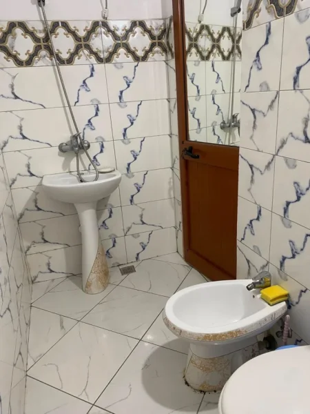 Tirane, jepet me qera apartament 1+1 Kati 1, 65 m² 350 € (Paskuqan)
