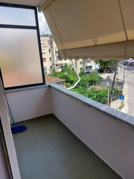 Tirane, jepet me qera apartament 1+1+Ballkon Kati 4, 65 m² 500 € (Shkolla e Baletit)