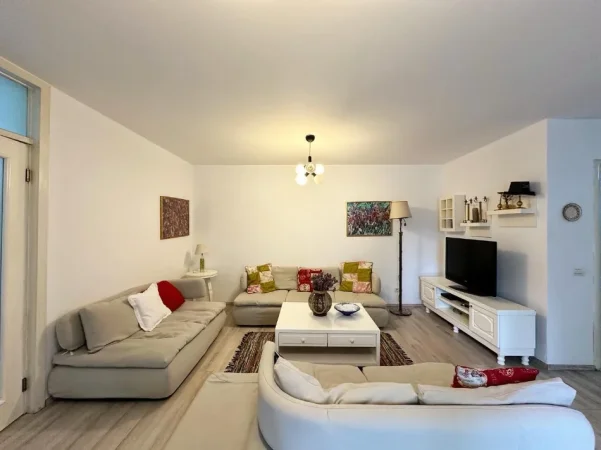 Tirane, jepet me qera apartament 2+1 Kati 3, 110 m² 750 € (Ish Ekspozita)