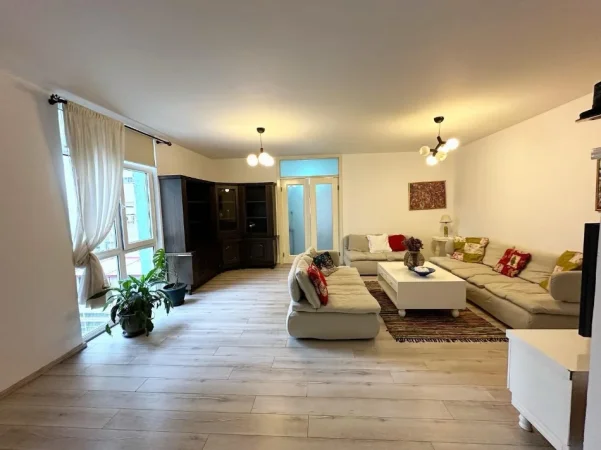 Tirane, jepet me qera apartament 2+1 Kati 3, 110 m² 750 € (Ish Ekspozita)