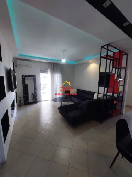Vlore, jepet me qera apartament 1+1+Ballkon Kati 4, 86 m² 400 € (RrugaÇajupi)