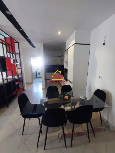 Vlore, jepet me qera apartament 1+1+Ballkon Kati 4, 86 m² 400 € (RrugaÇajupi)