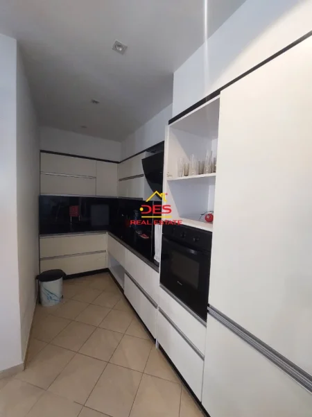 Vlore, jepet me qera apartament 1+1+Ballkon Kati 4, 86 m² 400 € (RrugaÇajupi)