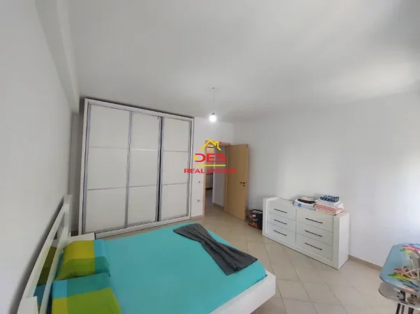 Vlore, jepet me qera apartament 1+1+Ballkon Kati 4, 86 m² 400 € (RrugaÇajupi)
