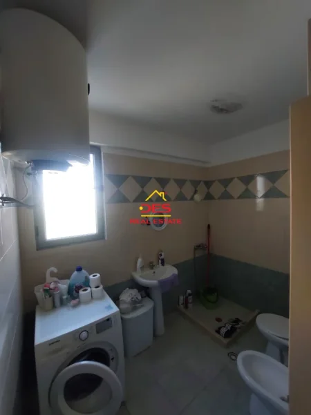Vlore, jepet me qera apartament 1+1+Ballkon Kati 4, 86 m² 400 € (RrugaÇajupi)
