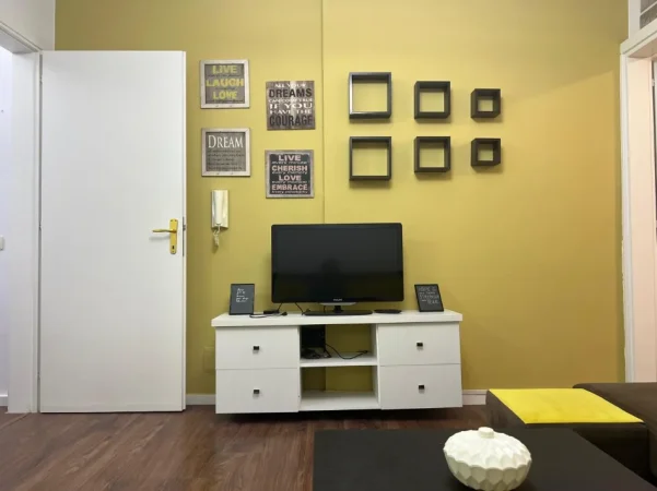 Tirane, jepet me qera apartament 1+1+Ballkon Kati 2, 50 m² 530 € 