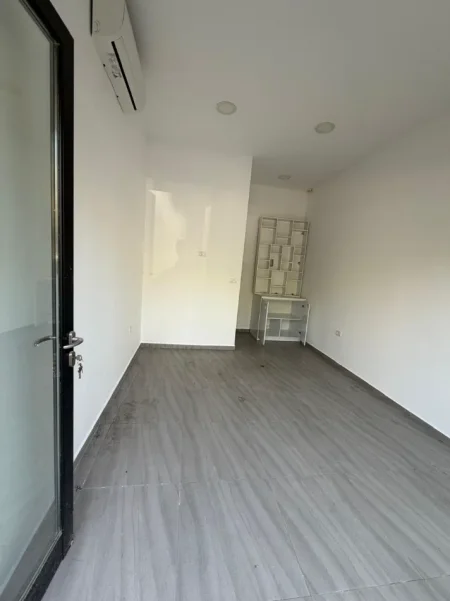 Tirane, jepet me qera ambjent biznesi Kati 0, 20 m² 300 € (Rruga Asllan Shahini)