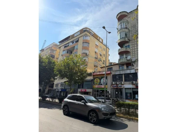 Tirane, shes apartament 1+1+Ballkon Kati 2, 117 m² 250.000 € (Sheshi Willson)