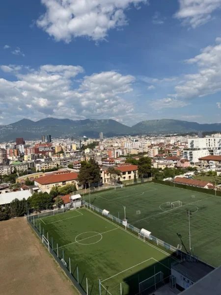 Tirane, jepet me qera apartament 1+1+Ballkon Kati 9, 65 m² 500 € (Golden Park, perballe Spitalit Amerikan 3)