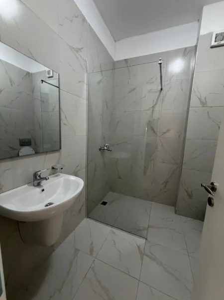 Tirane, jepet me qera apartament 1+1+Ballkon Kati 9, 65 m² 500 € (Golden Park, perballe Spitalit Amerikan 3)