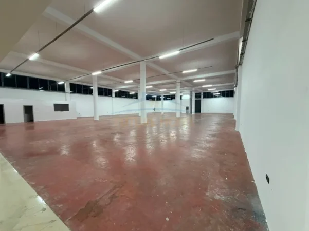 Tirane, jepet me qera Kapanon , 2.700 m² 6.500 € (VORE)
