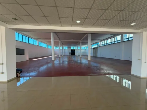 Tirane, jepet me qera Kapanon , 2.700 m² 6.500 € (VORE)