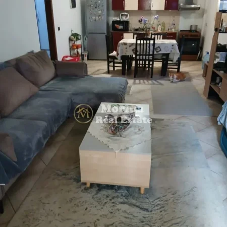 Tirane, jepet me qera apartament 1+1 Kati 1, 80 m² 250 € (Shkozë)
