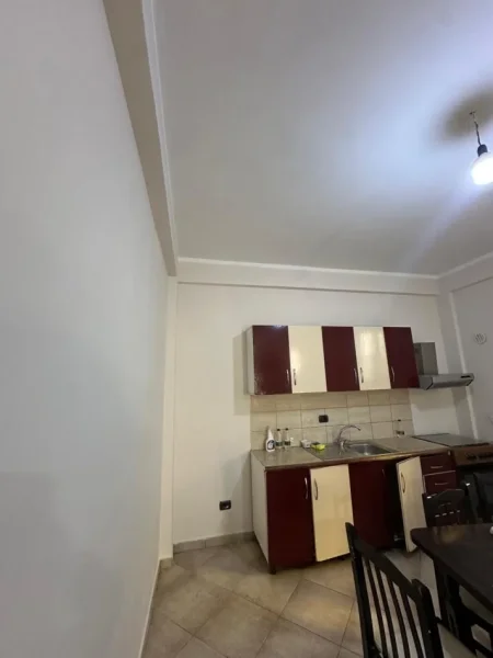 Tirane, jepet me qera apartament 1+1 Kati 1, 80 m² 250 € (Shkozë)