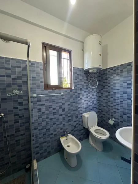 Tirane, jepet me qera apartament 1+1 Kati 1, 80 m² 250 € (Shkozë)