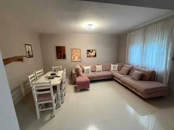 Tirane,Me Qera Apart,cilësor,rinovuar mobilje & paisje reja,tip 1+1,sip.57m²,qera 45'000Lek/muaj, prane ish-markat A.Demi,tek tv.Faxnews K.Cipo.Tirane